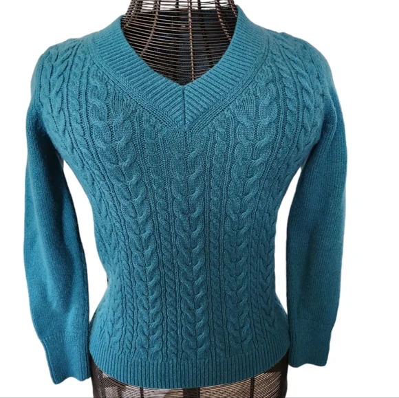 TALBOTS SIZE MEDIUM PETITE. cable knit, v neck, nylon/lambswool blend. - Picture 1 of 6